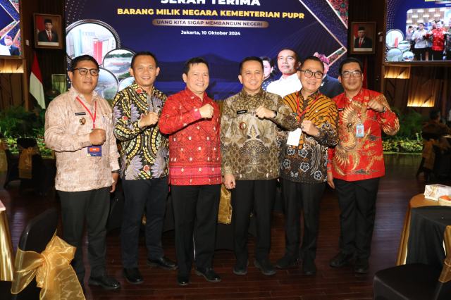 Penjabat Gubernur Sumatera Utara Agus Fatoni menghadiri kegiatan berita acara serah terima hibah Barang Milik Negara (BMN) senilai Rp578.421.090 dari Kementerian PUPR di Auditorium Kementerian PUPR, Jakarta, Kamis (10/10/2024). Foto/Diskominfo Sumut
