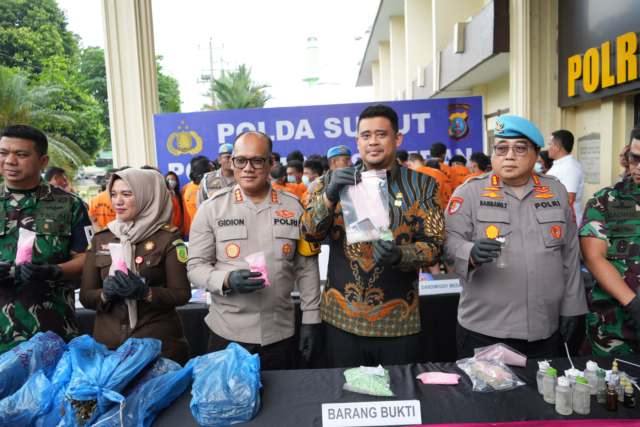 IMG-20250123-WA0078 Wali Kota Medan Bobby Nasution menunjukkan barang bukti narkoba dari hasil kejahatan yang disita Polrestabes Medan, Kamis (23/1/2025)