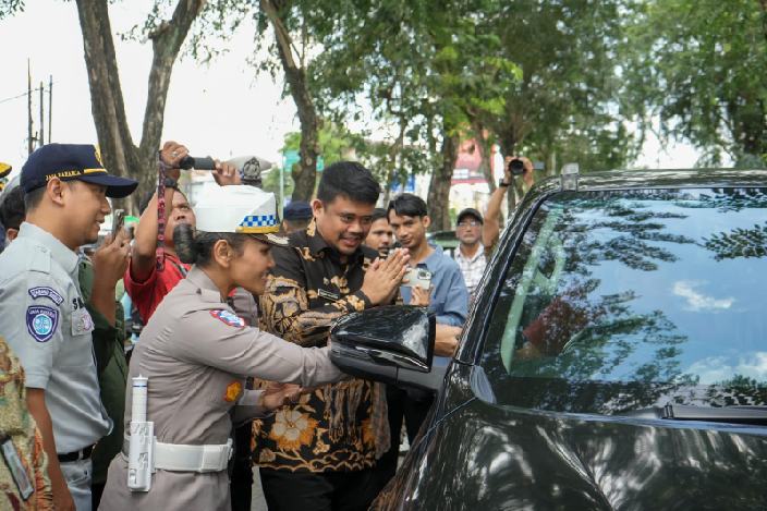 Wali Kota Medan Bobby Nasution saat meninjau Operasi Gabungan Kepatuhan Bulanan Pajak Kendaraan Bermotor di Jalan Sisingamangaraja, Medan Kota, Kamis (30/1/2025).