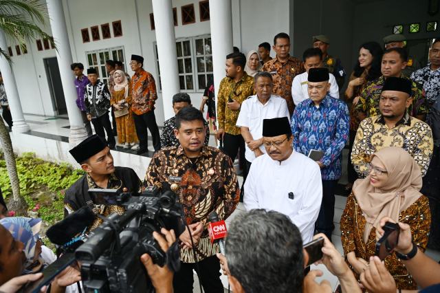Gubernur Sumatera Utara (Sumut) Muhammad Bobby Afif Nasution bersama Menteri Sosial Republik Indonesia Saifullah Yusuf meninjau Kampus V Universitas Islam Negeri Sumut (UINSU) di Jalan Leuser Kota Tebingtinggi, Jumat (11/4/2025). Foto/Diskominfo Sumut