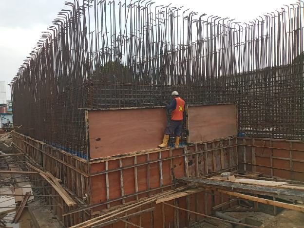 Seorang pekerja sedang memasang besi pembangunan uprating (proses untuk meningkatkan kapasitas produksi air) di Instalasi Pengolahan Air (IPA) Perusahaan Umum Daerah (Perumda) Tirtanadi wilayah pelayanan Kecamatan Sunggal Kota Medan dan Sunggal, Kabupaten Deliserdang.