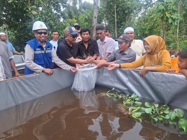  PT SMGP bersama kelompok rap Tama.