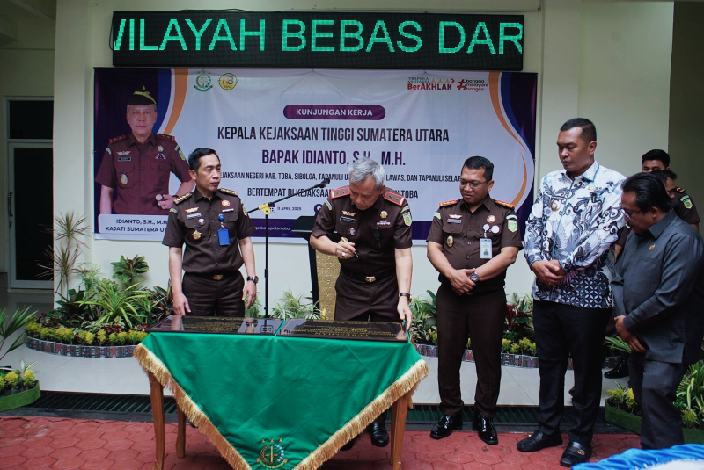 Kepala Kejaksaan Tinggi Sumatera Utara Idianto,SH,MH melakukan penandatanganan prasasti perubahan nama Kejaksaan Negeri Toba Samosir menjadi Kejaksaan Negeri Toba dan Cabang Kejaksaan Negeri Toba Samosir di Porsea menjadi Cabang Kejari Toba, Jumat (11/4/2025) di kantor Kejari Toba.