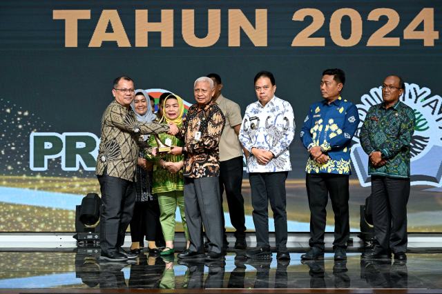 Wakil Gubernur Sumut Surya menyerahkan Anugerah Lingkungan Hidup Tahun 2024 yang diselenggarakan Dinas Lingkungan Hidup dan Kehutanan Provinsi Sumut di Aula Raja Inal Siregar, Lantai 2 Kantor Gubernur Sumut, Jalan Diponegoro Nomor 30, Medan, Kamis (22/5/2025). Foto/Diskominfo Sumut
