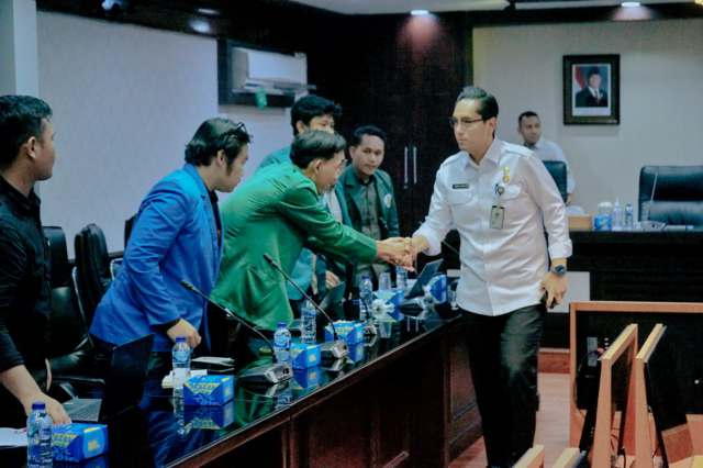 Wali Kota Medan Rico Tri Putra Bayu Waas melakukan pertemuan dengan aliansi Badan Eksekutif Mahasiswa (BEM) seKota Medan di Balai kota Medan, Rabu (21/5/2025).