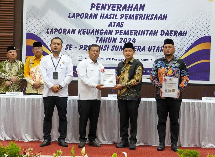 IMG-20250526-WA0067_resize_6 Wali Kota Tebingtinggi Iman Irdian Saragih dalam penyerahan Laporan Hasil Pemeriksaan (LHP) Atas Laporan Keuangan Pemerintah Daerah (LKPD) Tahun 2024 se-Provinsi Sumatera Utara, Senin (26/5/2025), di Auditorium BPK Perwakilan Provinsi Sumatera Utara, Medan.