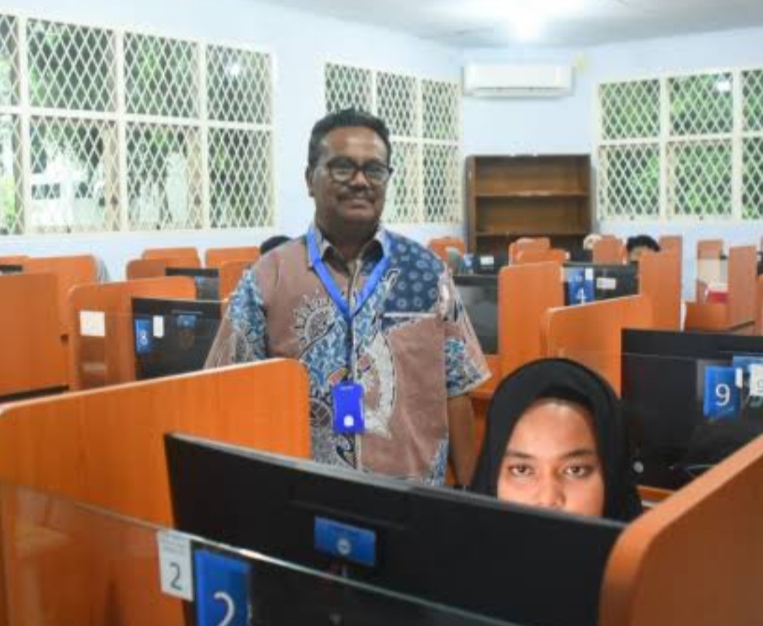 Rektor Unimed Prof. Baharuddin saat memantau pelaksanaan UTBK SNBT 2025 (dok)