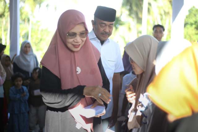 Bupati Madina H Saipullah Nasution bersama istri menyantuni anak yatim.