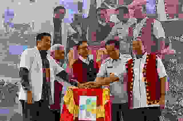 Wakil Gubernur Sumatera Utara (Sumut) Surya bersama Menteri Kesehatan RI Budi Gunadi Sadikin melaksanakan peletakan batu pertama peningkatan kelas Rumah Sakit Umum Daerah (RSUD) Pratama Nias Barat dari Tipe D ke Tipe C, Jumat (11/7), di Jalan Budi Utomo, Desa Onolimbu, Kecamatan Lahomi, Kabupaten Nias Barat.