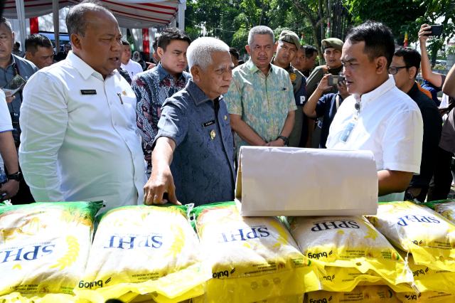 Wakil Gubernur Sumut Surya mengikuti secara virtual peluncuran Gerakan Pangan Murah serentak se- Indonesia di Halaman Kantor Dinas Ketahanan Pangan dan Holtikultura Provinsi Sumut, Jalan A.H. Nasution, Medan, Sabtu (30/08/2025). Wakil Gubenur Sumut juga meninjau Pasar Murah yang digelar di halaman Kantor tersebut.Foto/Diskominfo Sumut 