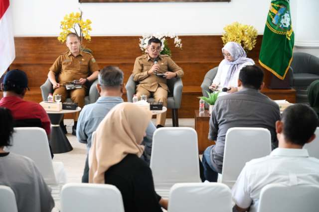 20250923_210741 Kepala Dinas Koperasi dan UKM Provinsi Sumut Naslindo Sirait bersama Sekretaris Dinas Kebudayaan dan Pariwisata Provinsi Sumut Ibnu Akbar saat Konferensi Pers yang difasilitasi Dinas Komunikasi dan Informatika (Diskominfo) Sumut di Anjungan Dekranasda, lantai 1 Kantor Gubernur Sumut, Selasa (23/9/2025). Foto/Diskominfo Sumut
