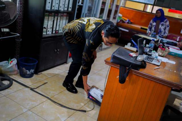Wali Kota Medan Rico Tri Putra Bayu Waas kecewa saat mengunjungi Kantor Kelurahan Ladang Bambu, Kecamatan Medan Tuntungan, Kamis (25/9/2025) siang