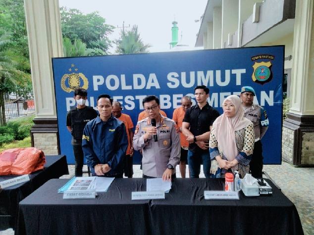 Kapolrestabes Medan Kombes Pol Parhorian Lumban Gaol memaparkan pengungkapan kasus pencabulan kepada anak masih di bawah umur di Mapolrestabes Jalan HM Said Medan, Jumat (26/9/2025) sore.