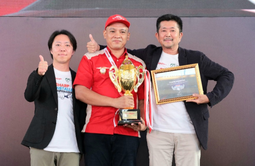 Screenshot_20250924-083156_Gmail President Director, PT Sharp Electronics Indonesia, Shinji Teraoka ( kanan) dan Hideyuki Nagamine, Smart Appliances & Solution Business Unit Chairman, Sharp Corporation mengapit Taufik Nugroho juara 1 Sharp AC installer championship 2025.
