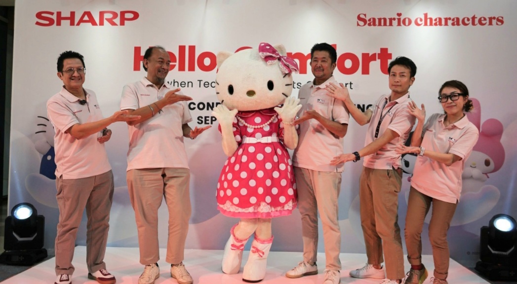 Perwakilan Sharp berfoto bersama karakter Hello Kitty Dari kiri ke kanan Martinus Roy Hunto - Head of Marketing Communication Division dan Andry Adi Utomo - National Sales Senior GM mengapit Karakter Hello Kitty dan  Shinji Teraoka - President Director Sharp Electronics Indonesia, Ryohei Yoshitoshi - Manager Subsidiaries Administration Division dan  Matsubaya Ayako - Senior Manager PSI, PT Sharp Electronics Indonesia