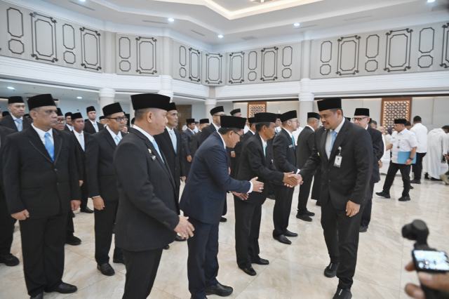 Gubernur Sumatera Utara, Muhammad Bobby Nasution, melantik 177 pejabat eselon III dan IV di lingkungan Pemerintah Provinsi Sumatera Utara (Pemprovsu) di Aula Raja Inal Siregar Kantor Gubernur, Rabu (8/10/2025).