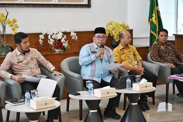 Pemprovsu melalui Dinas Pemberdayaan Masyarakat dan Desa, Kependudukan dan Catatan Sipil Provinsi Sumut melakukan Konferensi Pers terkait "Sinergi Pemberdayaan Desa dan Administrasi Kependudukan Untuk Pembangunan Yang Tepat Sasaran". Kegiatan difasilitasi Dinas Kominfo Sumut ini berlangsung di Lobby Dekranasda Lantai 1 Kantor Gubernur Sumut Jalan Diponengoro Nomor 30 Medan, Kamis (23/10/2025). Foto/Diskominfo Sumut 