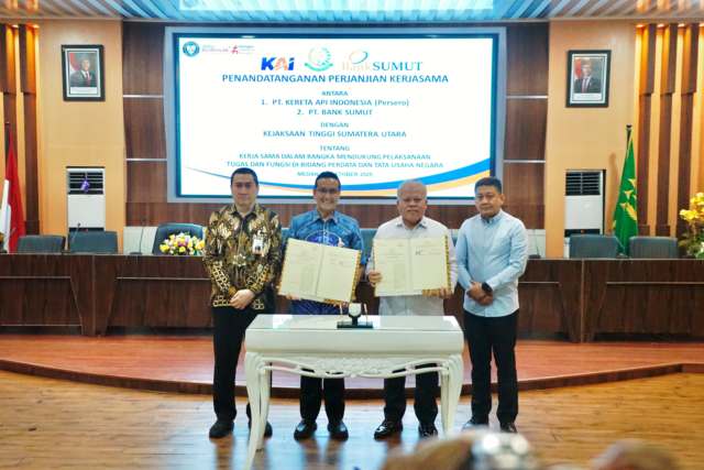 IMG-20251023-WA0112 Kepala Kejaksaan Tinggi Sumatera Utara, Harli Siregar didampingi Asisten Perdata dan Tata Usaha Negara Datuk Rosihan Anwar bersama Direktur Bisnis dan Syariah Bank Sumut, Syafrizalsyah bersama Direktur Kepatuhan, Eksir melakukan penandatanganan perjanjian kerja sama, Kamis (23/10/2025) di Gedung Kejatisu, Medan.