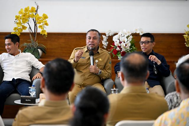 Plt Kepala Dinas Perumahan dan Kawasan Permukiman (PERKIM) Sumatera Utara (Sumut) yang juga Asisten Administrasi Umum Muhammad Suib bersama Ketua DPD Real Estate Indonesia (REI) Sumut Rakutta Karo karo beserta jajarannya saat acara Konferens Pers di Lobby Dekranasda Kantor Gubernur Sumut, Jalan Diponegoro No 30 Medan, Senin (3/11/2025). Foto/ Diskominfo Sumut