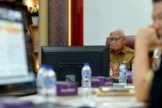 Wakil Gubernur Sumatera Utara (Sumut) Surya mengikuti Rapat Koordinasi Pengendalian Inflasi Tahun 2025 oleh Kementerian Dalam Negeri RI secara daring melalui aplikasi Zoom Meeting di Ruang Sumut Smart Province Lantai 6 Kantor Gubernur Sumut Jalan Diponegoro Kota Medan, Selasa (4/11/2025). Foto/Diskominfo Sumut 