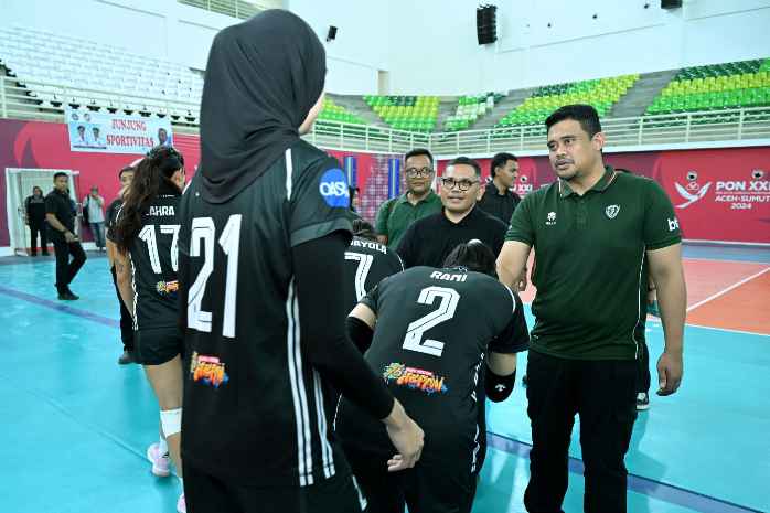 Gubernur Sumut Muhammad Bobby Afif Nasution meninjau Timnas Bola Voli Putri berlatih di Volley Indoor, Sumut Sport Center, Kabupaten Deliserdang, Jum'at (14/11/2025).