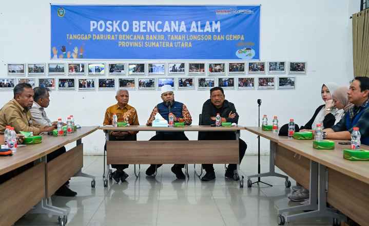 Wakil Gubernur Sumut Surya menerima bantuan kemanusiaan dari Pemerintah Provinsi Bengkulu untuk korban terdampak banjir dan longsor di Sumut, yang diserahkan langsung oleh Gubernur Bengkulu Helmi Hasan dan Wakil Gubernur Bengkulu Mian di Posko Tanggap Bencana Pemprov Sumut, Jalan AH Nasution, Medan, Jum'at (12/12/2025).