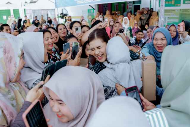 Tim Penggerak Pemberdayaan dan Kesejahteraan Keluarga (TP PKK) Provinsi Sumatera Utara (Sumut) Kahiyang Ayu bersama Staf Ahli I TP PKK Titiek Sugiharti saat meninjau kegiatan Bakti Sosial Pemeriksaan Kesehatan Gratis dan Donor Darah di Puskesmas Aek Kanopan, Kecamatan Kualuh Hulu, Kabupaten Labuhanbatu Utara, Kamis (16/4/2026).