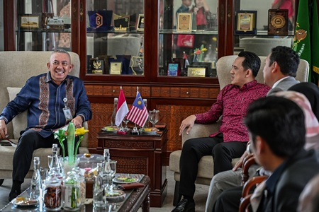 Penjabat Sekretaris Daerah Provinsi (Sekdaprov) Sumatera Utara (Sumut) Sulaiman Harahap di dampingi OPD menerima kunjungan Delegasi Pulau Penang, Malaysia, di Ruang Kerja Sekda Sumut, Kantor Gubernur Sumut, Jalan Pangeran Diponegoro Nomor 30 Medan, Kamis (4/6/2026). Foto/Diskominfo Sumut