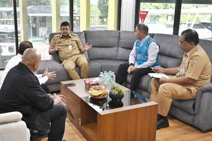 Gubsu_Kunker ke Kantor PLN UP2B Sumbagut 1.jpg Gubernur Sumatera Utara (Sumut) Muhammad Bobby Afif Nasution melakukan kunjungan kerja ke Kantor PT PLN (Persero) Unit Pelaksana Pengatur Beban (UP2B) Wilayah Sumatera Bagian Utara (Sumbagut) di Lorong XII Nomor 6 Glugur, Kota Medan, Senin (8/6/2026).