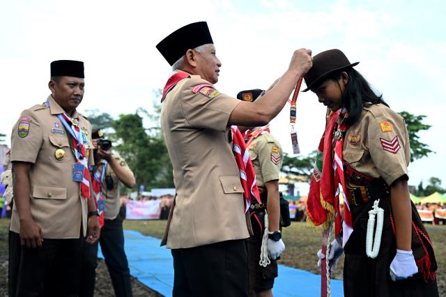 Wakil Gubernur Sumatera Utara (Sumut) Surya bersama Sekretaris Jenderal Kwartir Nasional Gerakan Pramuka Bachtiar Utomo, Penjabat Sekretaris Daerah Provinsi (Sekdaprov) Sumut Sulaiman Harahap, di damping OPD dan Forkopimda meingikuti upacara sekaligus membuka Jambore Daerah XI kwarda Gerakan pramuka sumut, di Lapangan Bumi Perkemahan Sibolangit, Rabu (8/7/2026). Foto/Diskominfo Sumut 