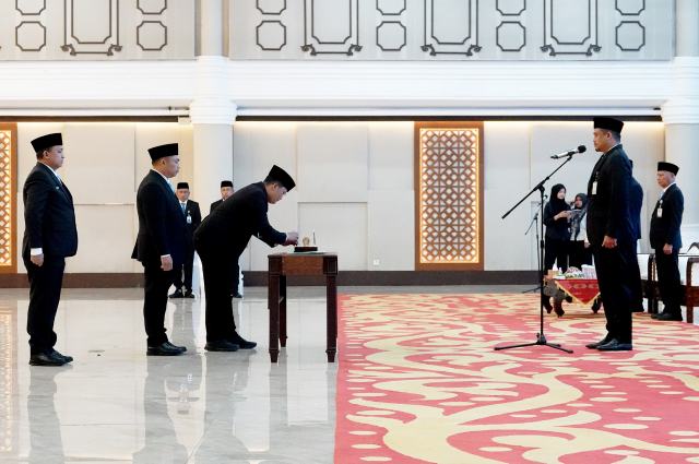 20260713_185654_resize_42 Gubernur Sumatera Utara (Sumut) Bobby Nasution melantik sejumlah Pejabat Tinggi Pratama pada lingkungan Pemerintah Provinsi Sumut di Aula Raja Inal Siregar Lantai 2 Kantor Gubernur Sumut Jalan Diponegoro Kota Medan, Senin (13/7/2026). Foto/Diskominfo Sumut
