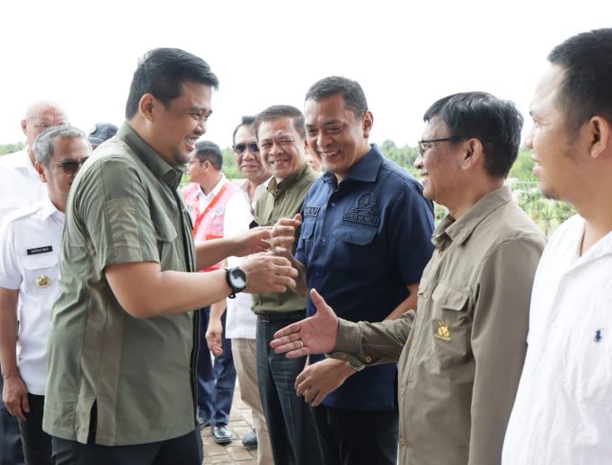 Gubernur Sumatera Utara (Sumut) Muhammad Bobby Afif Nasution disambut Komisi D DPRD Sumut setibanya di Bandara Binaka, Gunungsitoli, Rabu (5/8/2026).