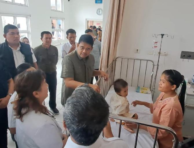 Gubernur Sumut Bobby Nasution saat meninjau pelayanan kesehatan di RSUD Thomsen, Kota Gunungsitoli, Rabu (5/8/2026).