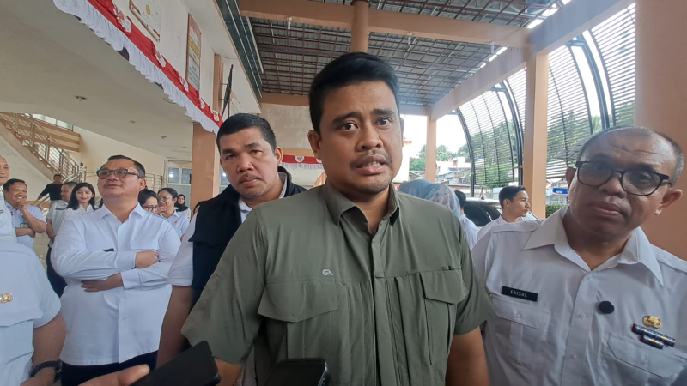 Gubernur Bobby Nasution didampingi Kadis Kesehatan Provinsi Sumut, M Faisal Hasrimy usai meninjau RSUD dr M Thomsen Nias di Gunungsitoli, Rabu (5/8/2026).